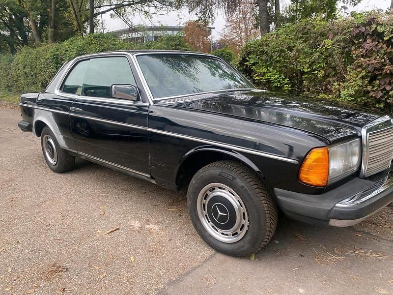 Schwarz Gebraucht 2025 Mercedes 300 Coupé | 6.500 € - Bild 1/4