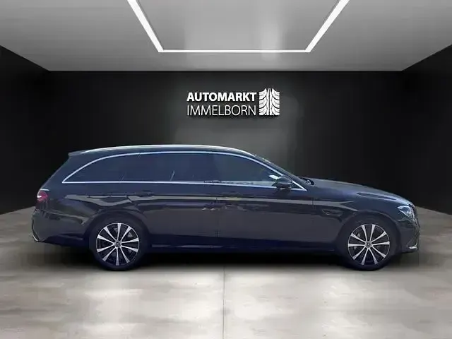 Gebraucht Mercedes E300 306 PS (225 kW) 2022 Schwarz/baltic black Kombi