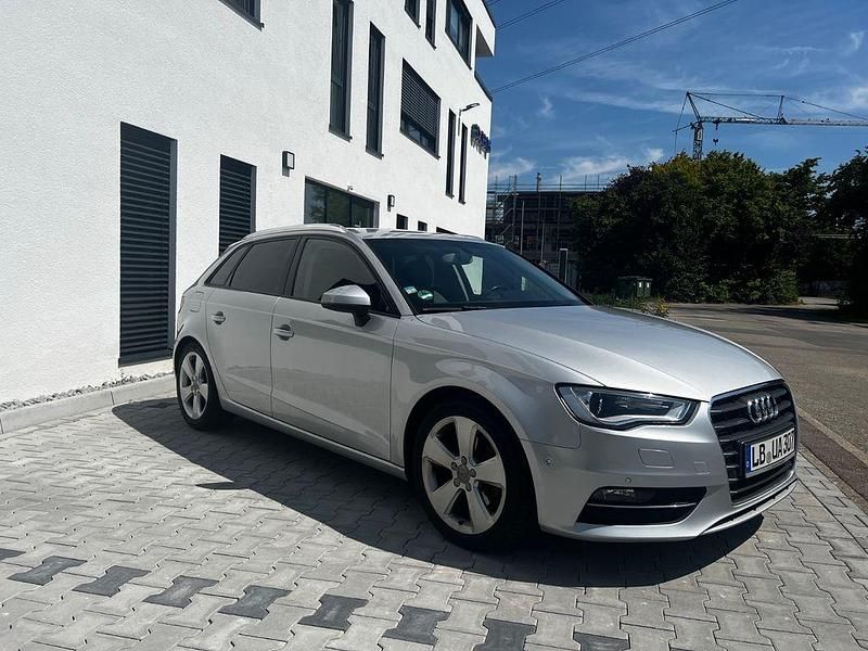 Silber Gebraucht 2013 Audi A3 Sportback Ambition Limousine | 9.990 € (Fairer Preis) - Bild 1/4