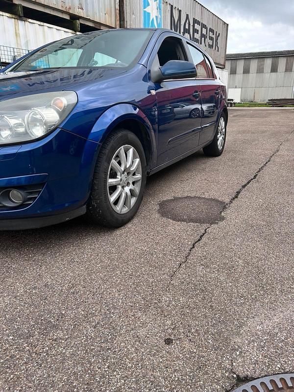 Blau Gebraucht 2004 Opel Astra Kleinwagen | 1.720 € - Bild 1/4