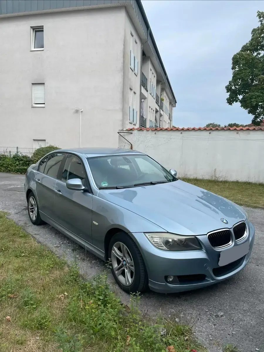 Gebraucht BMW 318 143 PS (105 kW) 2009 Blau Limousine