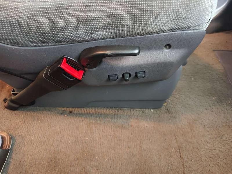 Silber Gebraucht 1991 Chrysler Voyager Van / Kleinbus | 1.750 € - Bild 1/4