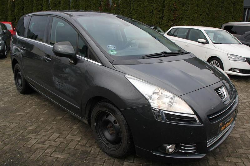 Grau Gebraucht 2013 Peugeot 5008 Business-Line Van / Kleinbus | 5.990 € (Etwas zu teuer) - Bild 1/4