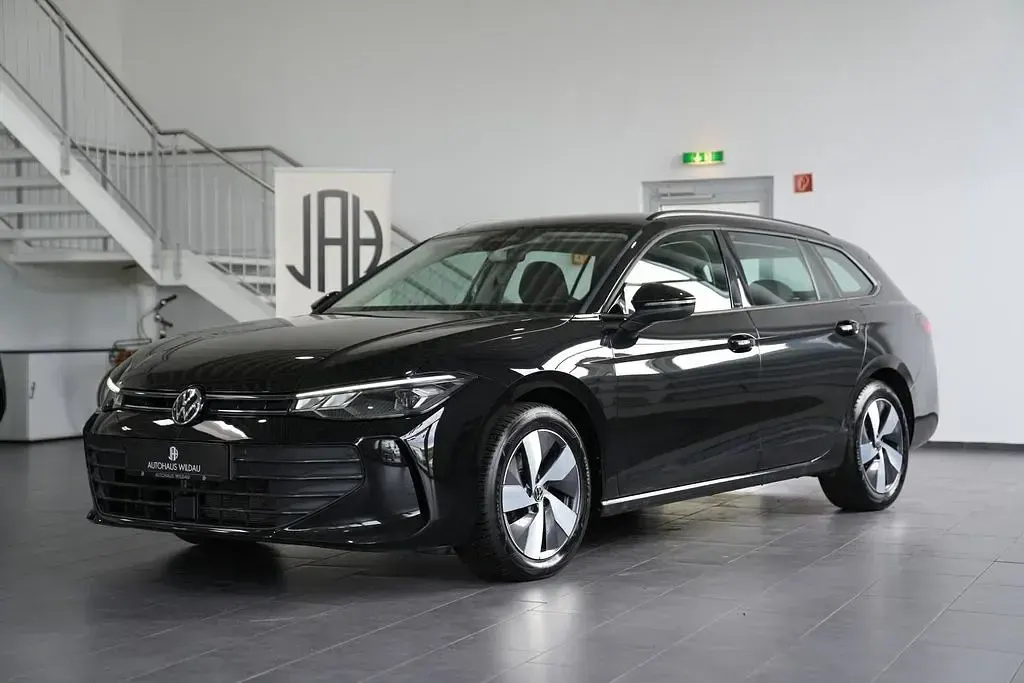 Gebraucht VW Passat 150 PS (110 kW) 2024 Grenadillschwarz Kombi