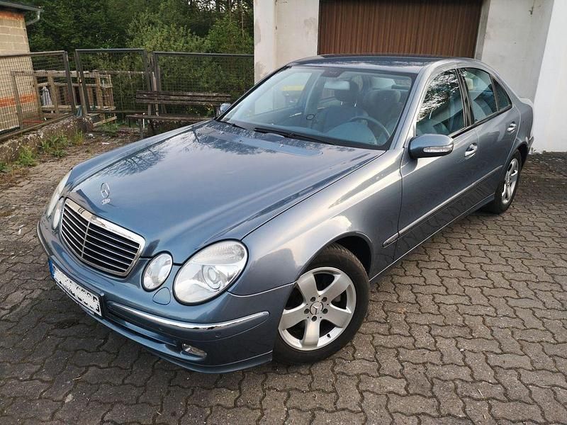 Blau Gebraucht 2003 Mercedes E200 Avantgarde Limousine | 5.000 € (Fairer Preis) - Bild 1/4