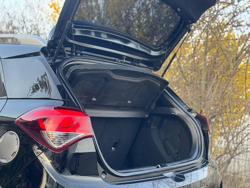 Gebraucht Hyundai i20 Active 101 PS (74 kW) 2016 Schwarz Limousine