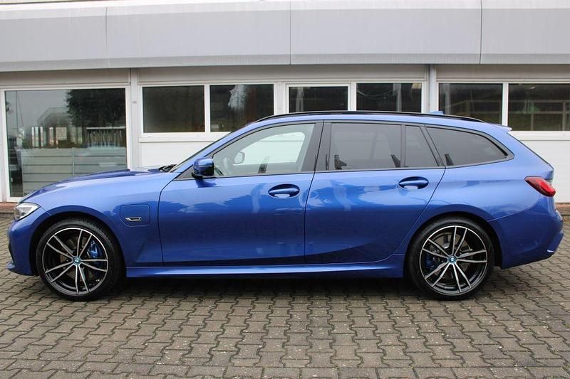 Gebraucht BMW 330e M Sport 252 PS (185 kW) 2021 Portimao blau Kombi