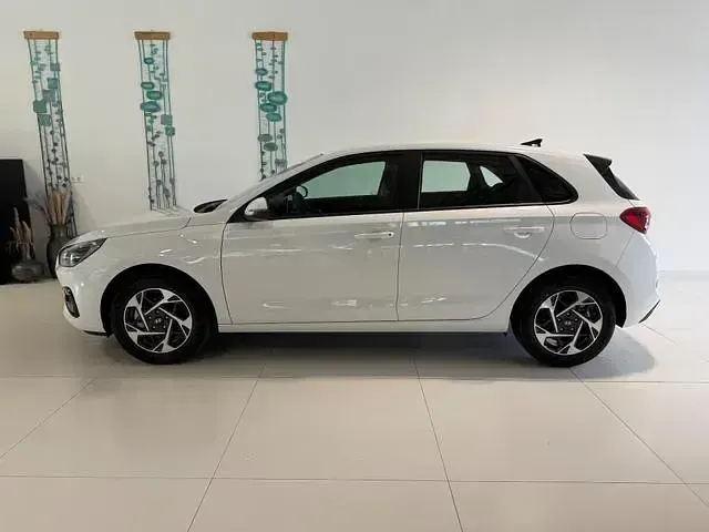 Neu Hyundai i30 GO! 97 PS (71 kW) 2025 Shimmering silver meta... Limousine