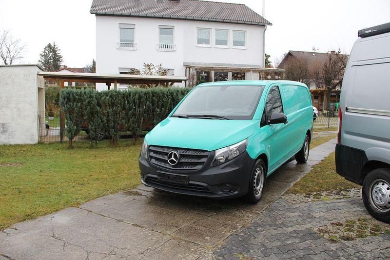 Grün Gebraucht 2020 Mercedes Vito Van / Kleinbus | 16.422 € (Superpreis) - Bild 1/4