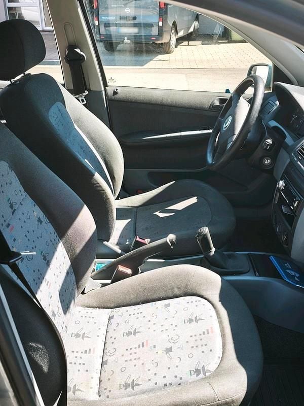 Second-hand Skoda Fabia 64 CP (47 kW) 2004 Argintiu Berlinǎ