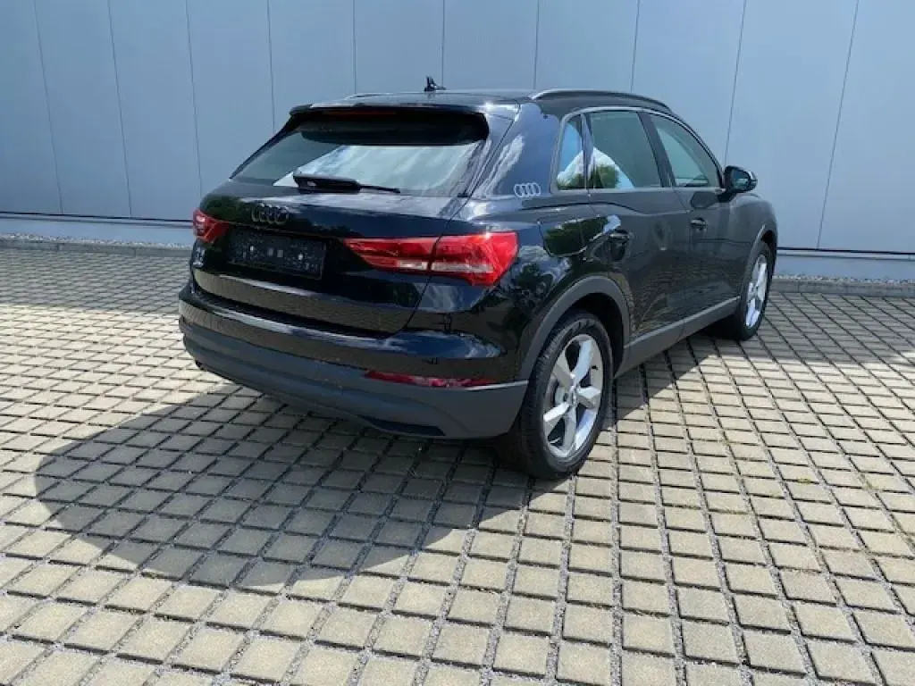 Gebraucht Audi Q3 Premium 150 PS (110 kW) 2019 Mythosschwarz metallic (metallic) SUV