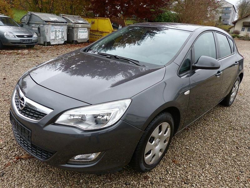 Grau Gebraucht 2011 Opel Astra Design Edition Limousine | 3.750 € (Superpreis) - Bild 1/4