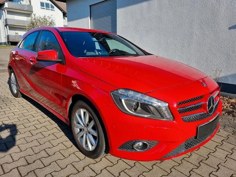 Rot Gebraucht 2015 Mercedes A180 Style Limousine | 11.700 € (Guter Preis) - Bild 1/4