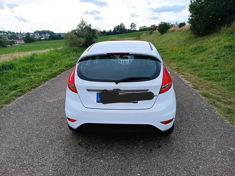 Gebraucht Ford Fiesta 95 PS (69 kW) 2011 Weiß Kleinwagen