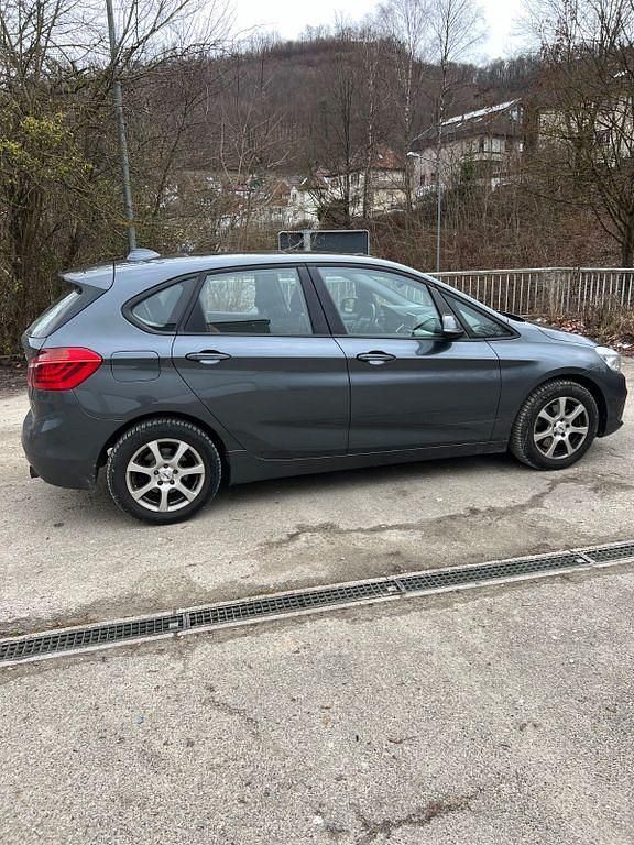 Grau Gebraucht 2015 BMW 220 Active Tourer Van / Kleinbus | 10.850 € (Fairer Preis) - Bild 1/4