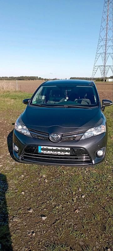 Grau Gebraucht 2013 Toyota Verso Skyview Edition Van / Kleinbus | 6.100 € (Fairer Preis) - Bild 1/4