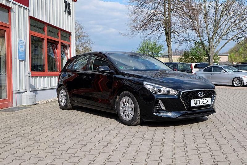 Gebraucht Hyundai i30 Select 101 PS (74 kW) 2018 Schwarz Limousine