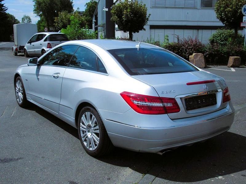 Gebraucht Mercedes E250 204 PS (150 kW) 2012 Iridiumsilber Coupé