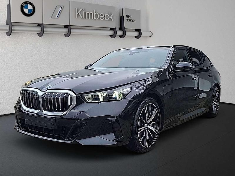 Neu BMW 550e M Sport 489 PS (359 kW) 2025 Saphirschwarz metallic Kombi