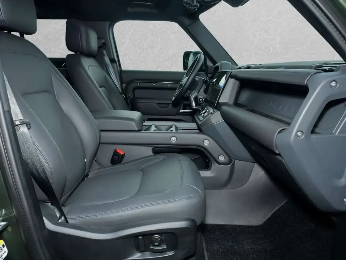 Gebraucht Land Rover Defender HSE Dynamic 349 PS (256 kW) 2025 Woolstone green SUV