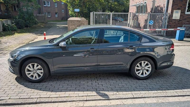 Grau Gebraucht 2016 VW Passat Comfortline Limousine | 13.500 € (Guter Preis) - Bild 1/4