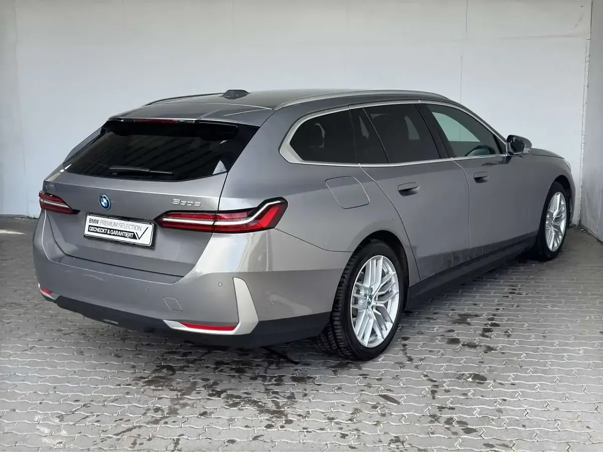 Gebraucht BMW 530e Sport Line 299 PS (219 kW) 2024 Grau Limousine