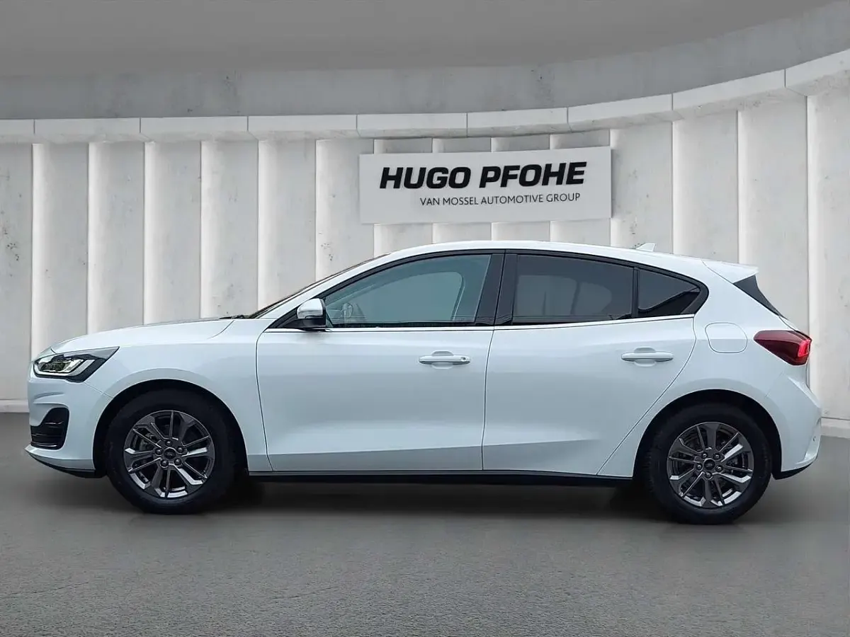 Gebraucht Ford Focus Titanium 125 PS (91 kW) 2022 Weiß Limousine