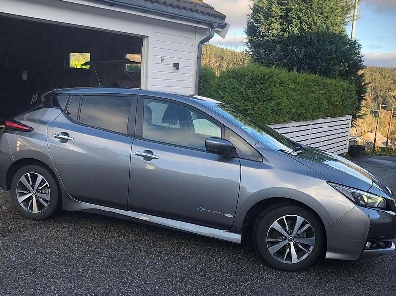 Grau Gebraucht 2018 Nissan Leaf Acenta Kleinwagen | 12.850 € (Etwas zu teuer) - Bild 1/4