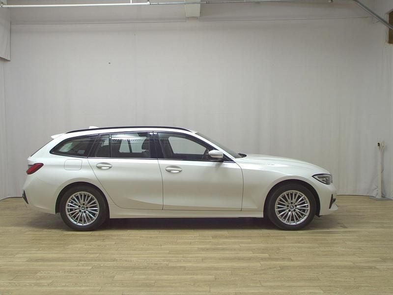 Weiss Gebraucht 2021 BMW 320 Sport Line Kombi | 15.950 € (Superpreis) - Bild 1/4