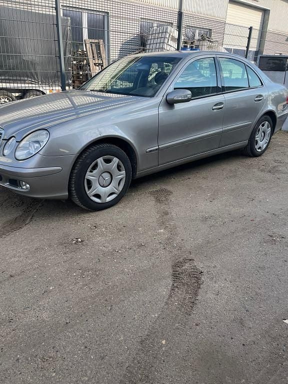 Gebraucht Mercedes E220 Classic 150 PS (110 kW) 2003 Braun Limousine