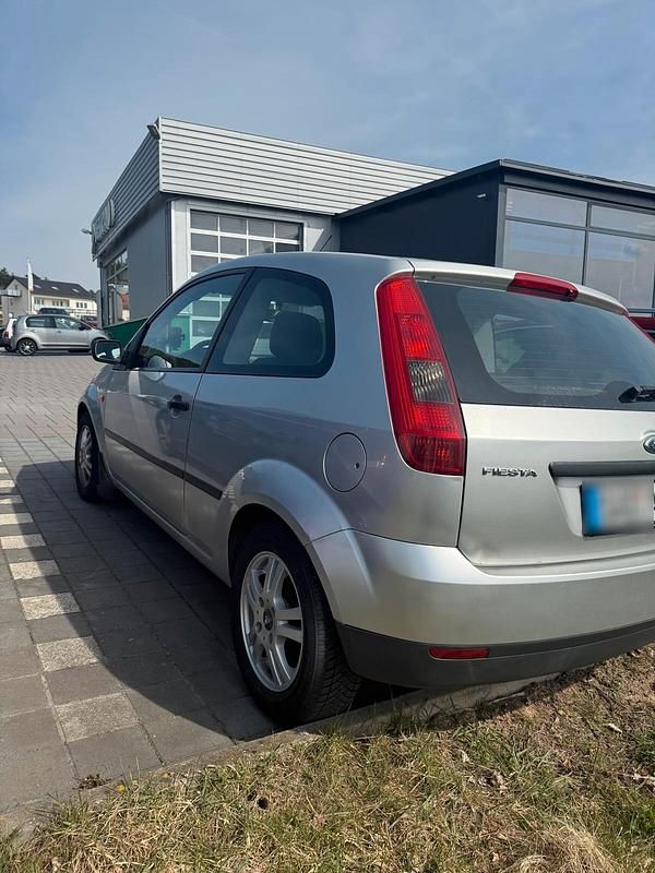 Gebraucht Ford Fiesta Style 75 PS (55 kW) 2004 Grau Kleinwagen