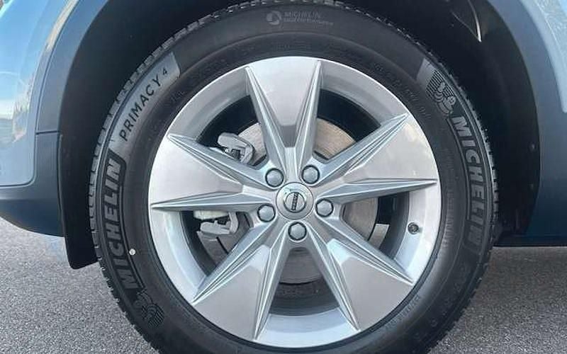 Neu Volvo XC40 Core 163 PS (119 kW) 2025 Grau SUV