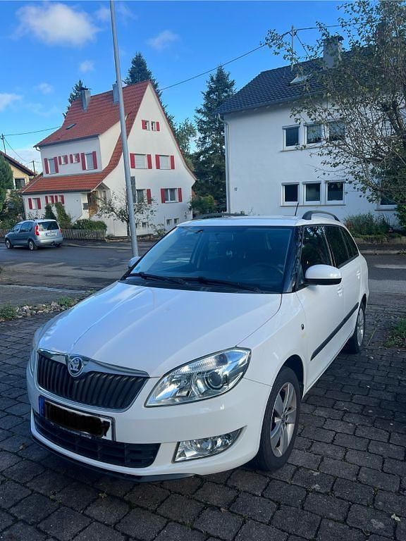 Weiß Gebraucht 2013 Skoda Fabia Fresh Kombi | 7.400 € (Fairer Preis) - Bild 1/4