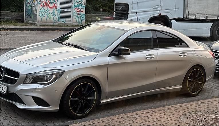 Silber Gebraucht 2013 Mercedes CLA200 Limousine | 14.799 € (Guter Preis) - Bild 1/4