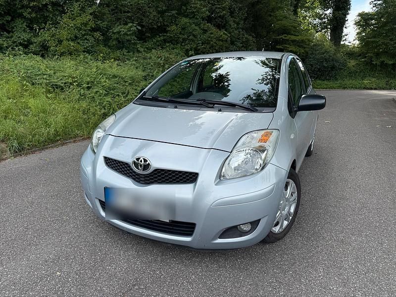 Silber Gebraucht 2010 Toyota Yaris Kleinwagen | 3.250 € (Fairer Preis) - Bild 1/4