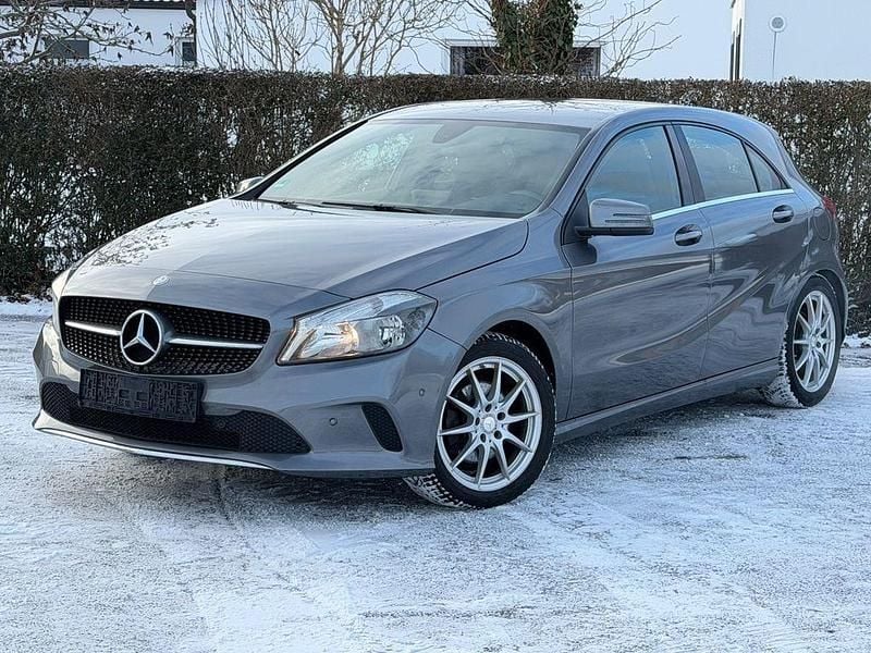 Grau Gebraucht 2015 Mercedes A180 Limousine | 11.580 € (Guter Preis) - Bild 1/4