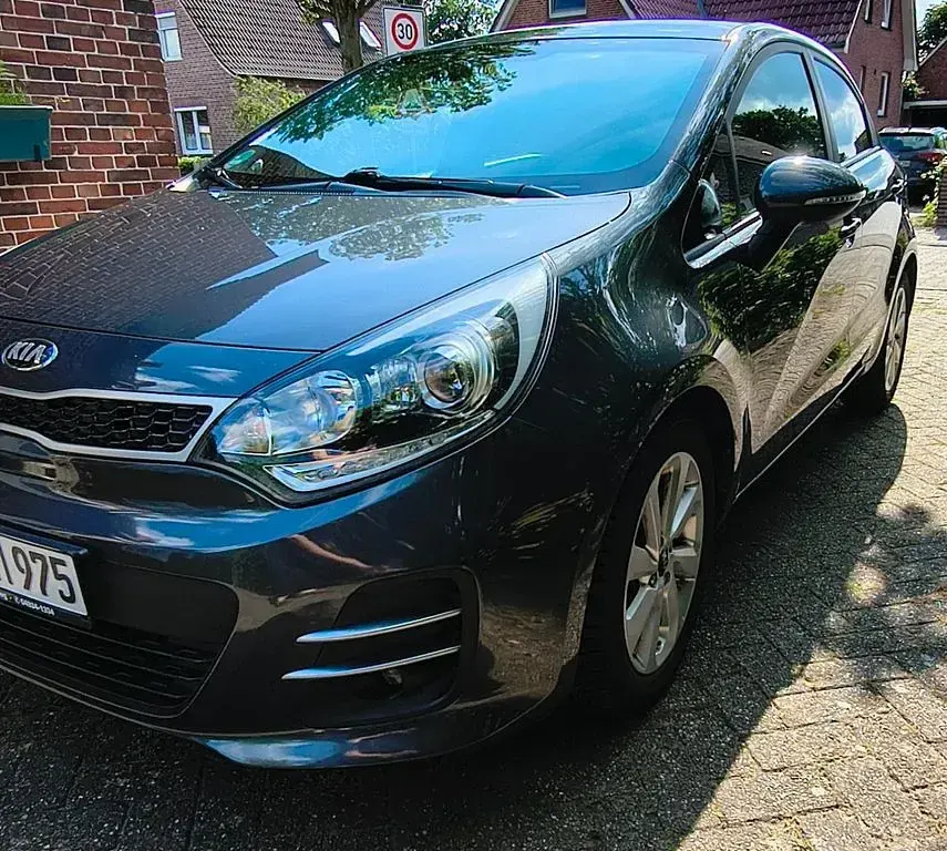 Gebraucht Kia Rio DREAM-TEAM Edition 109 PS (80 kW) 2017 Grau Limousine