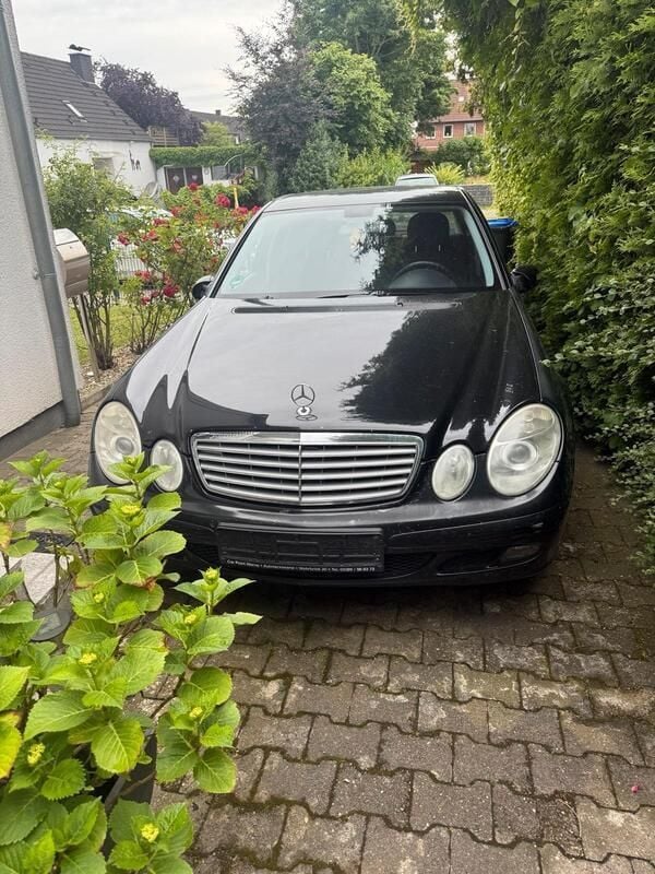 Schwarz Gebraucht 2005 Mercedes E200 Limousine | 4.200 € (Fairer Preis) - Bild 1/4