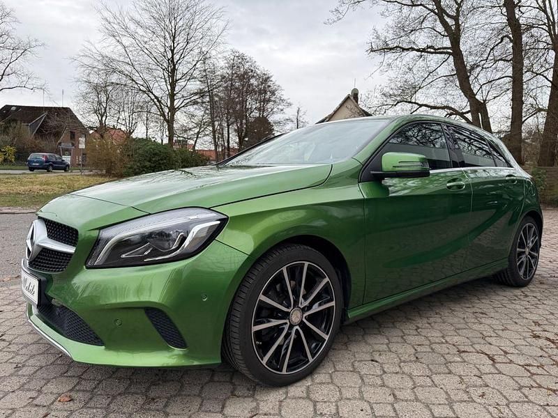 Gebraucht Mercedes A160 Urban 102 PS (75 kW) 2016 Grün Limousine