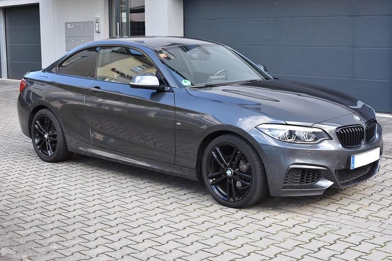 Grau Gebraucht 2019 BMW 218 Shadowline Coupé | 18.200 € (Guter Preis) - Bild 1/4