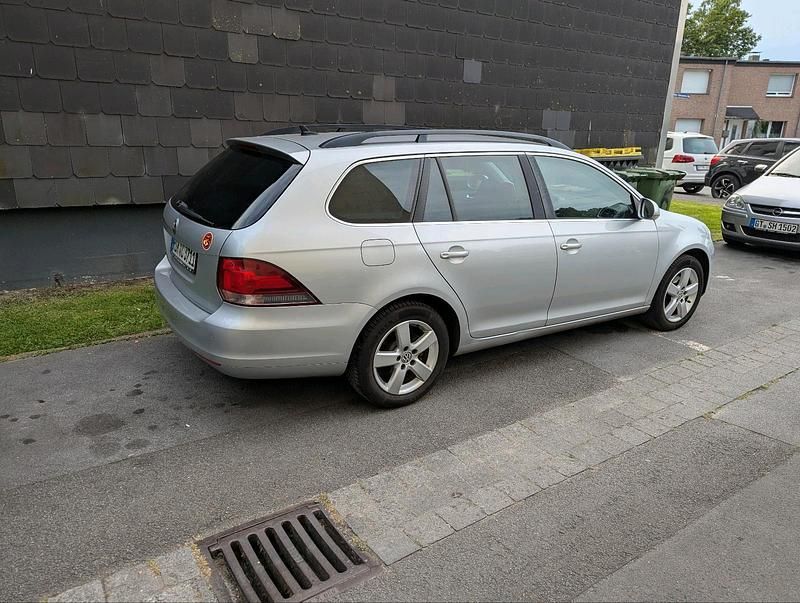 Silber Gebraucht 2013 VW Golf VI Kombi | 4.500 € (Etwas zu teuer) - Bild 1/4