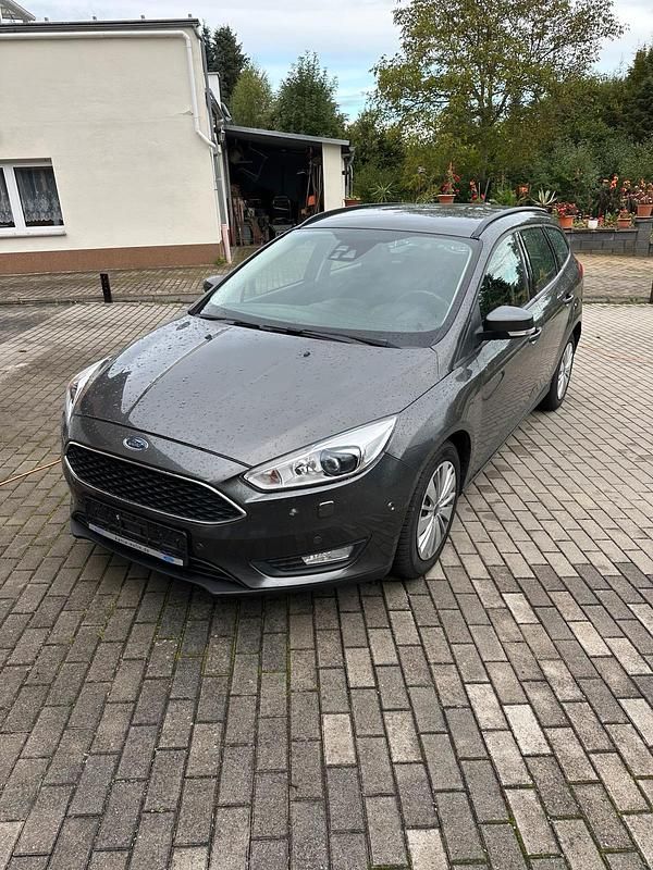 Grau Gebraucht 2015 Ford Focus Kombi | 7.590 € (Fairer Preis) - Bild 1/4
