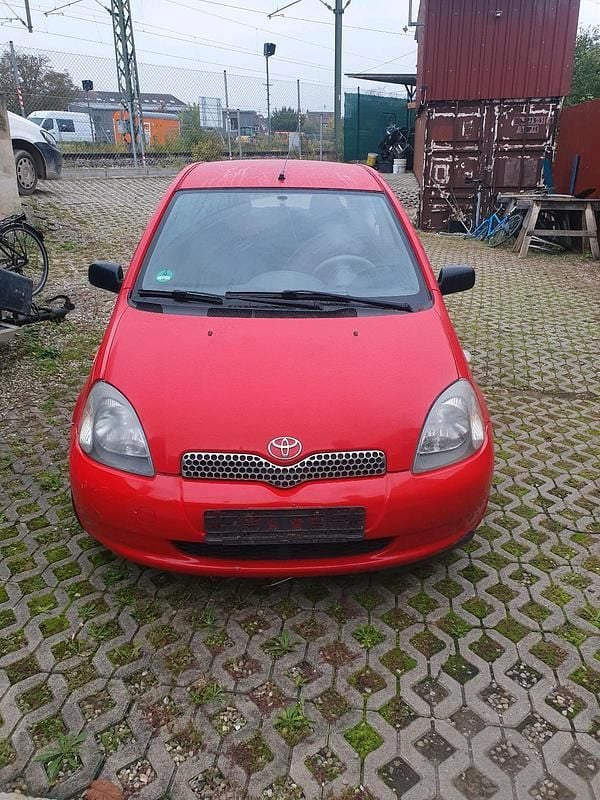 Rot Gebraucht 2002 Toyota Yaris Kleinwagen | 600 € (Guter Preis) - Bild 1/4