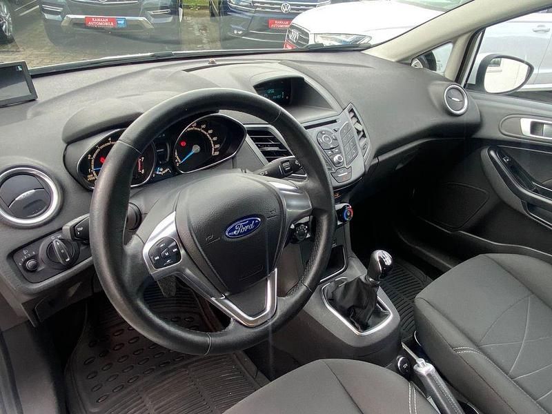 Gebraucht Ford Fiesta Trend 60 PS (44 kW) 2015 Weiß Kleinwagen