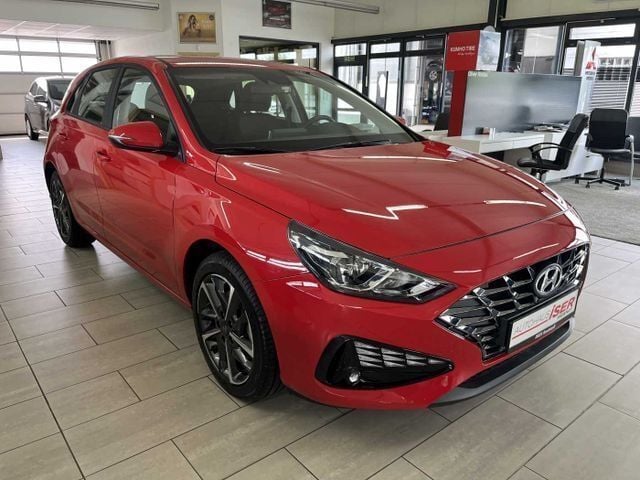 Gebraucht Hyundai i30 Pure 110 PS (80 kW) 2024 Rot metallic Limousine