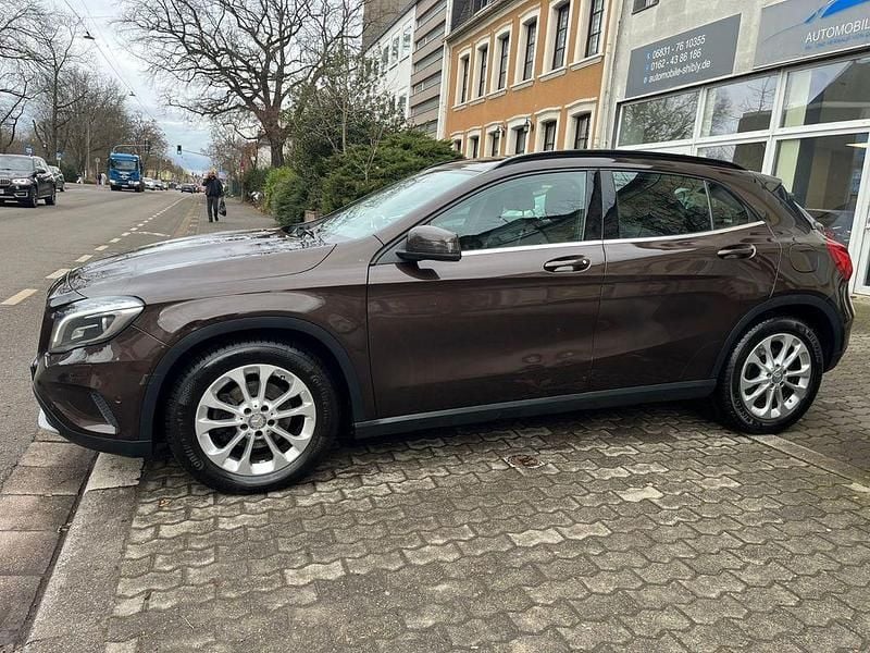 Gebraucht Mercedes GLA200 156 PS (114 kW) 2015 Braun SUV
