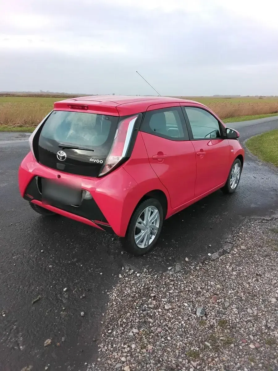 Gebraucht Toyota Aygo X-play 69 PS (50 kW) 2016 Rot Kleinwagen