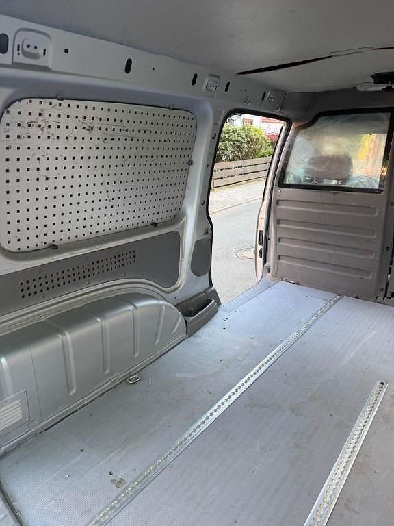 Second-hand VW Caddy 109 CP (80 kW) 2009 Argintiu Monovolum