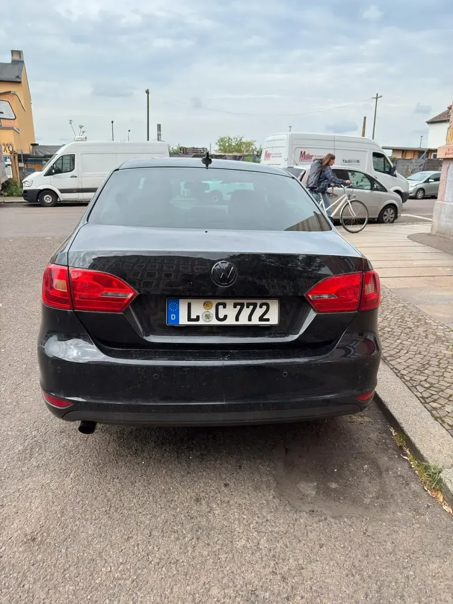 Gebraucht VW Jetta 105 PS (77 kW) 2012 Schwarz Limousine