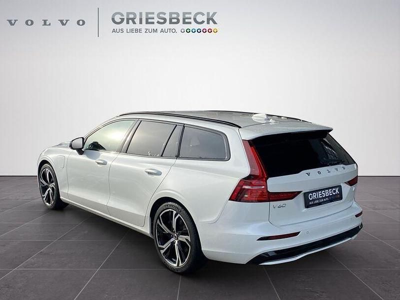 Gebraucht Volvo V60 Plus 455 PS (334 kW) 2022 Crystal white pearl / metallic Kombi